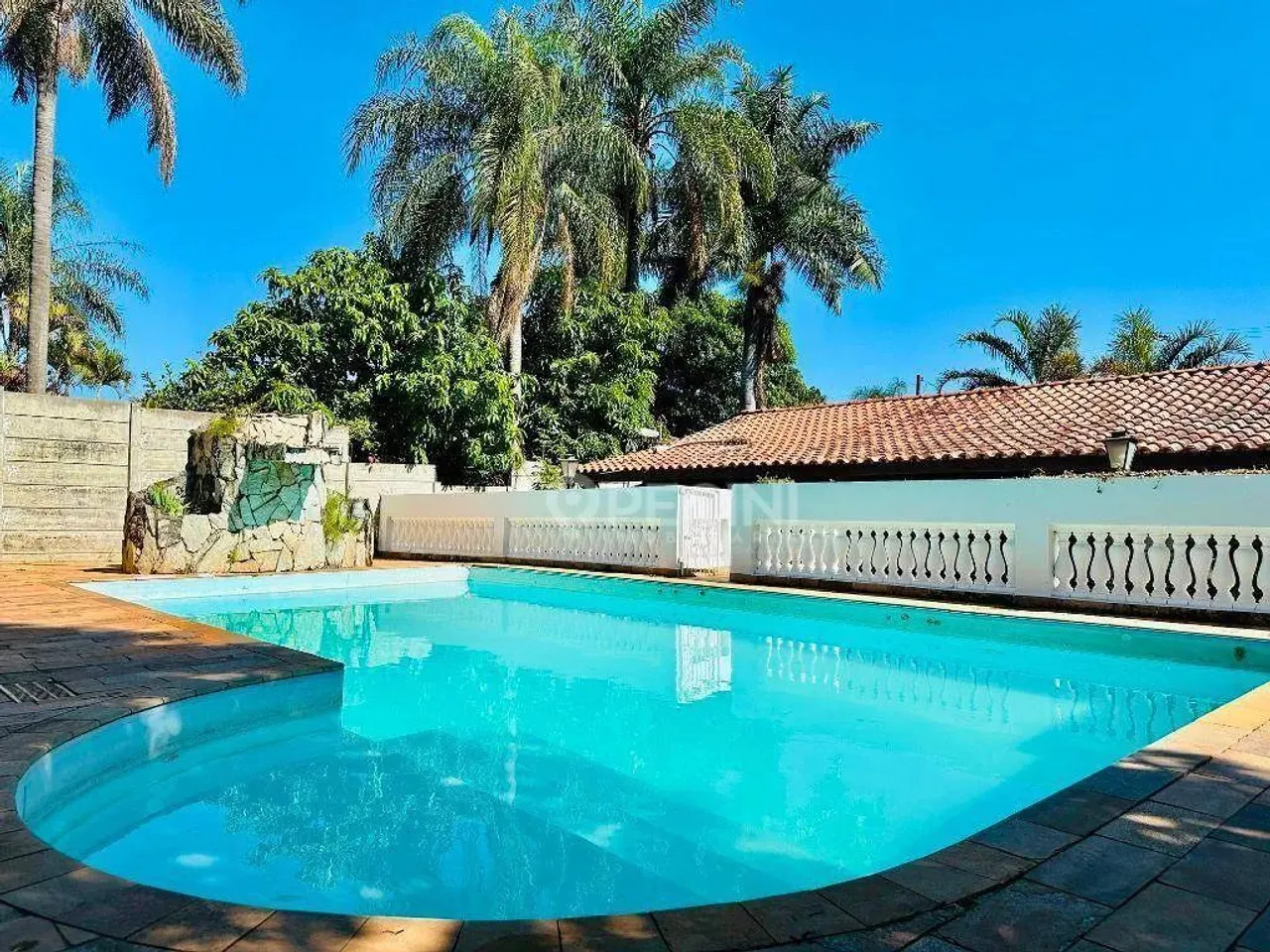 Casa para locação com piscina em condomínio fechado