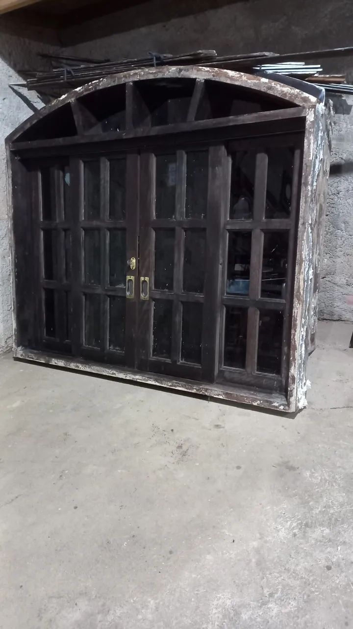 Janelas de madeira arredondadas64254002364419122