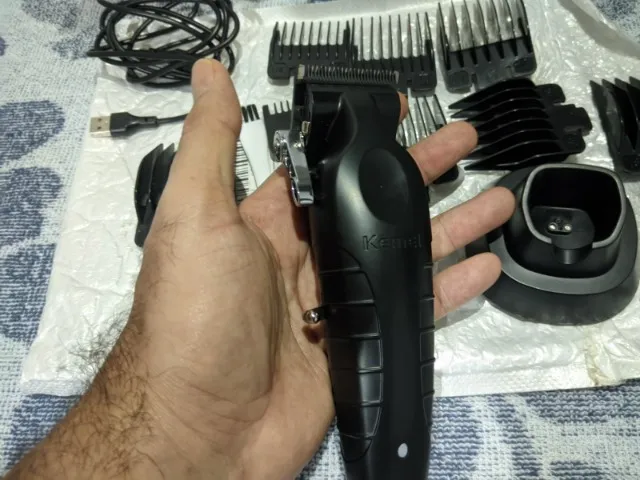 Máquina de Cortar Cabelo (Barbeador) Profissional Kemei KM-2299 [novo]