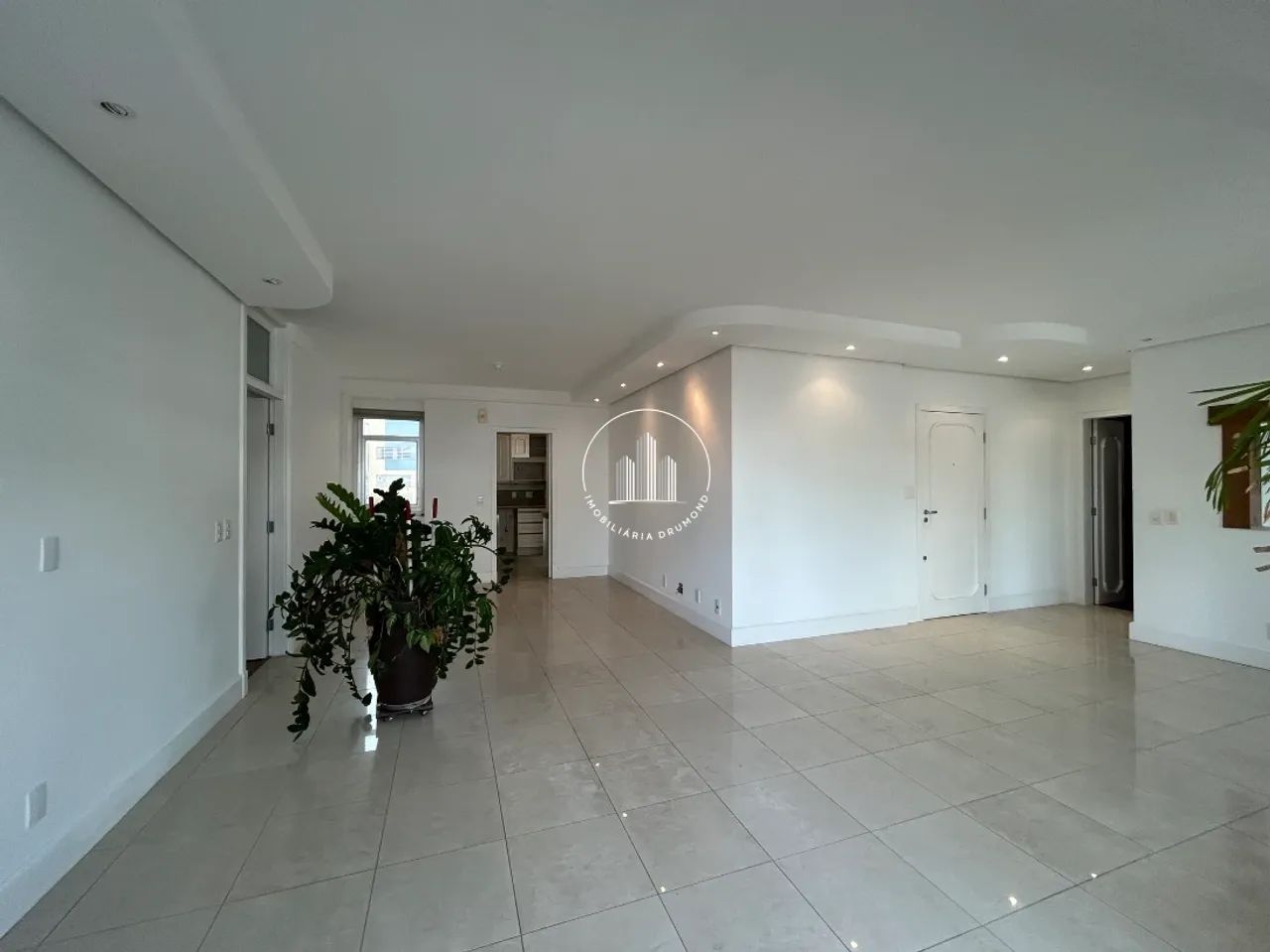 Apartamento 4 Quartos com 2 Suítes e 211m² - Centro