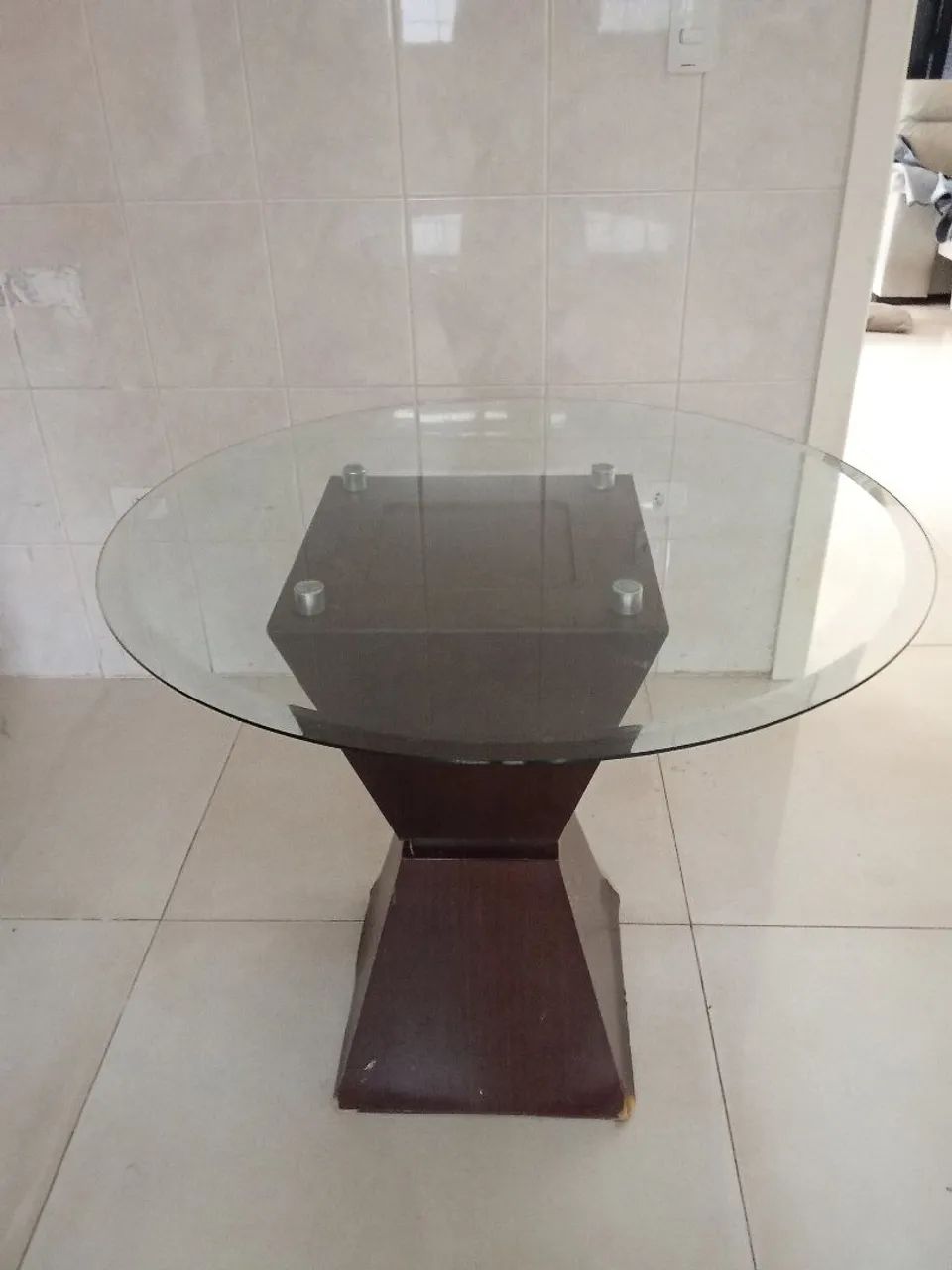 Mesa de centro em madeira com tampo de vidro - Foto 3