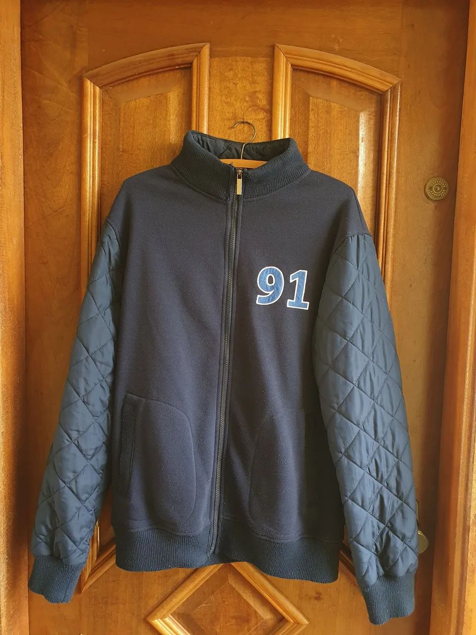 Jaqueta Bomber Azul Marinho com Detalhes Acolchoados