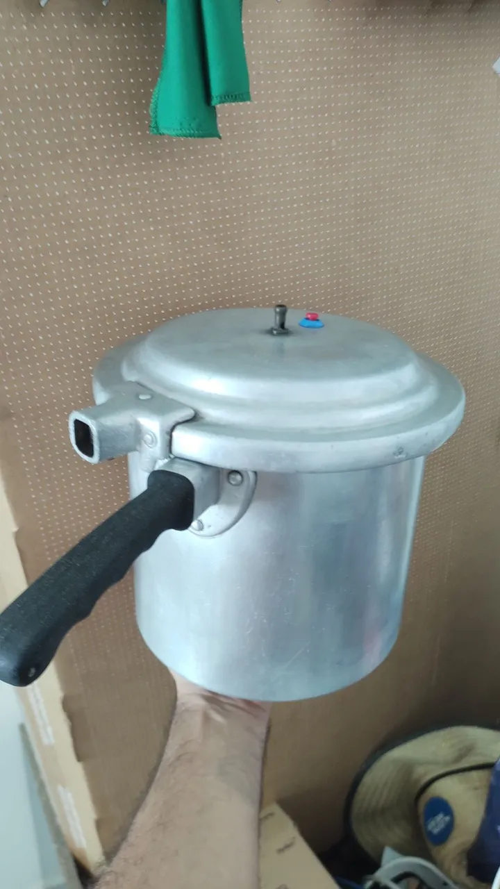 Panela de pressão antiga (leia o anúncio)