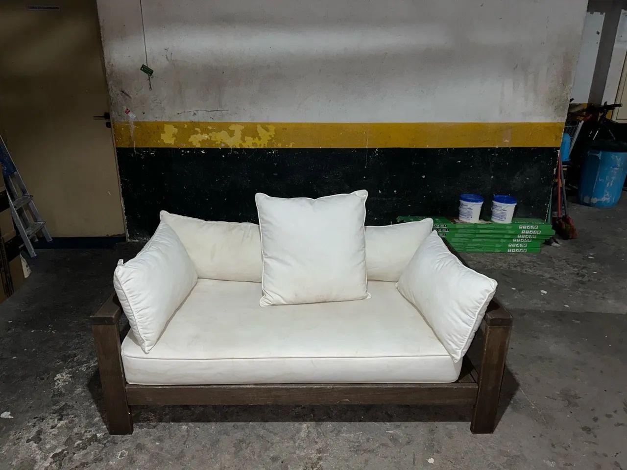 Sofá de Madeira pra 2 pessoas