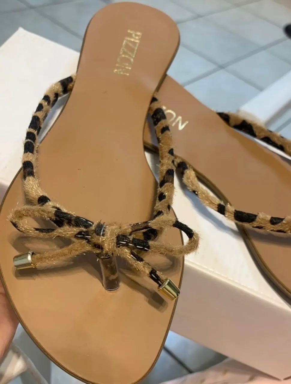 Sandália rasteirinha com detalhe de laço e estampa animal print- Pizzon