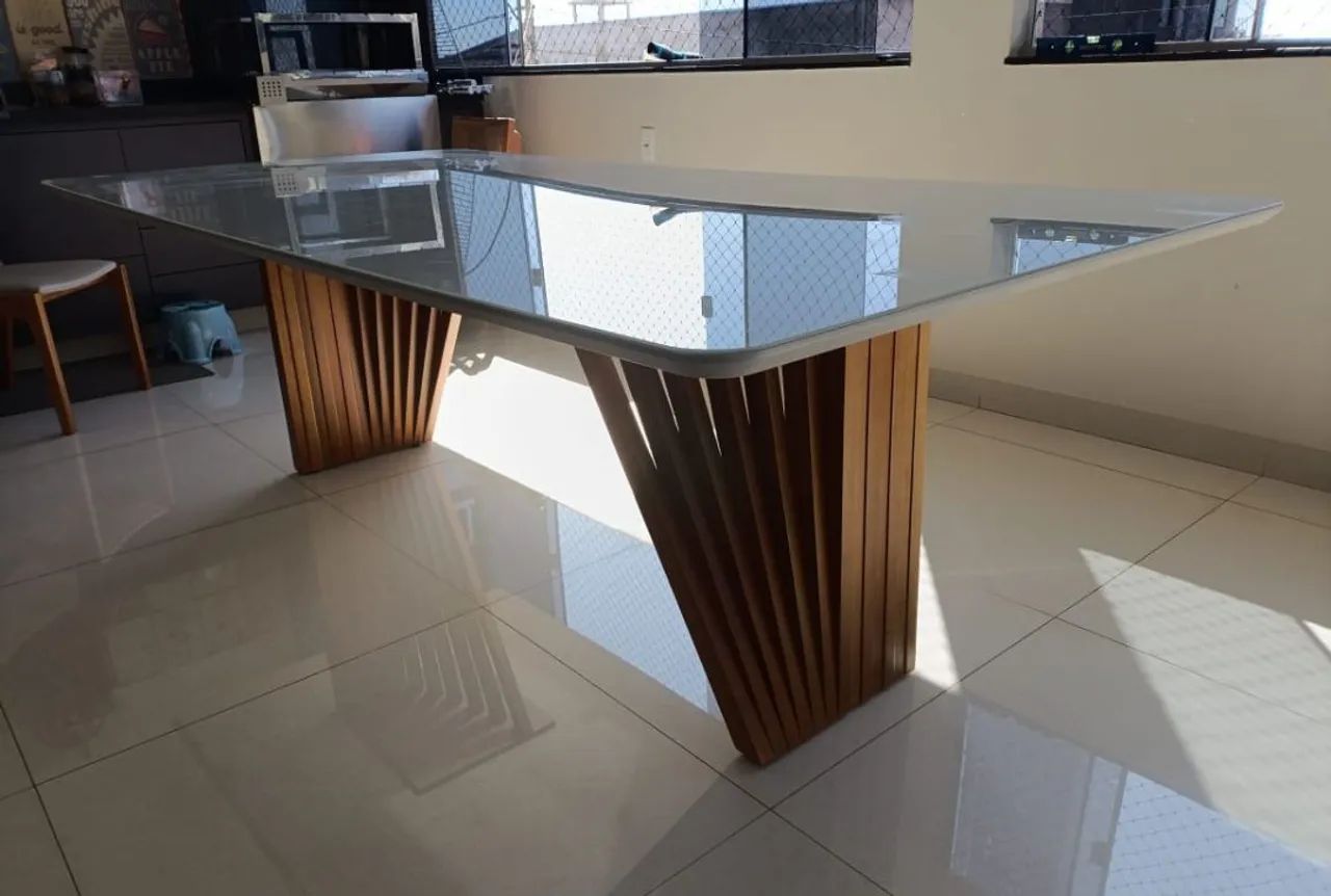 Mesa de jantar em madeira com vidro pra 8 lugares 