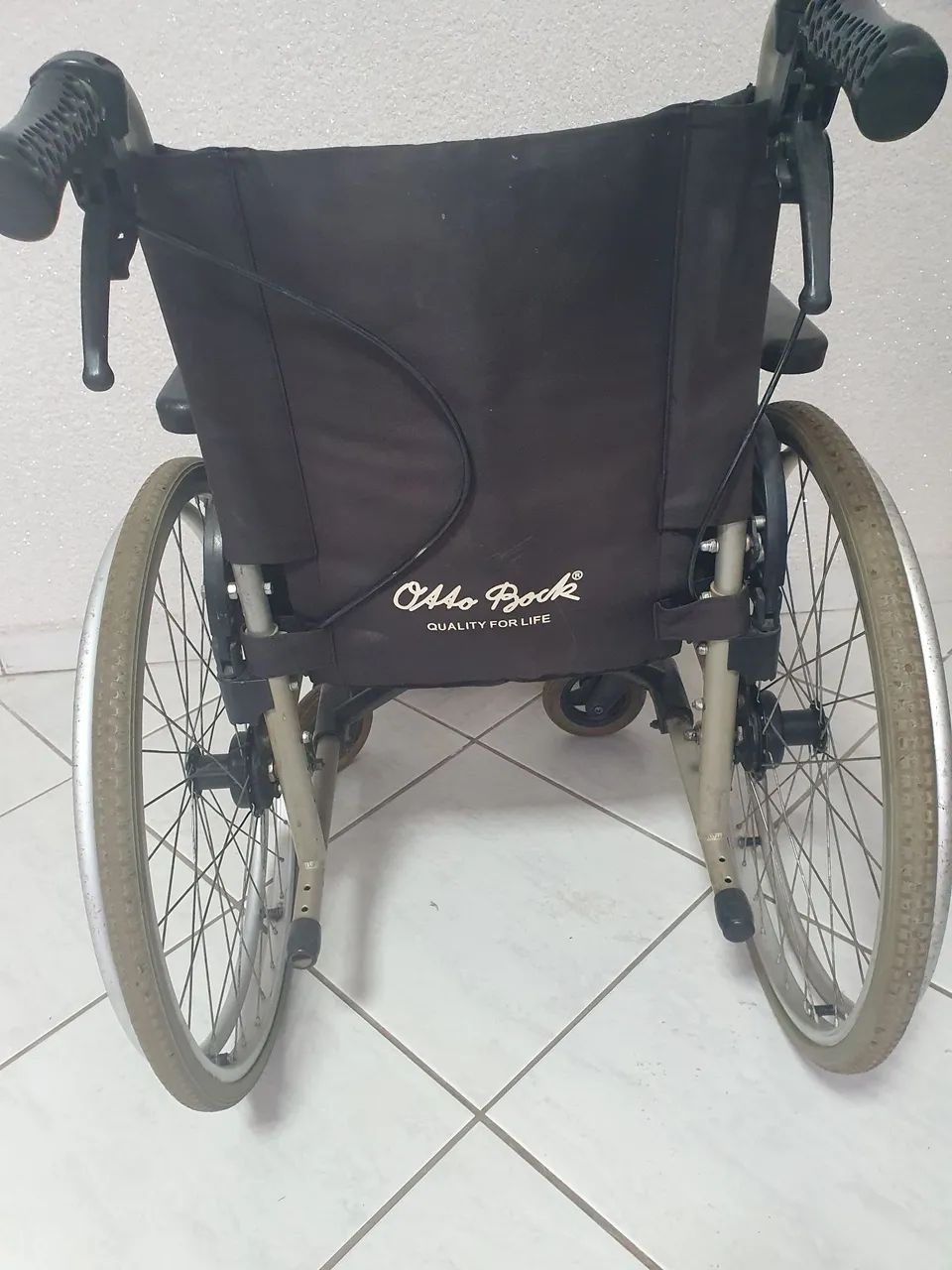 Cadeira de rodas Ottobock  dobrável com freios - Foto 3