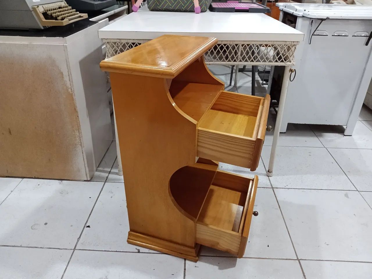 Mesa de Cabeceira /criado mudo  com 2 Gavetas em Madeira  - Foto 5