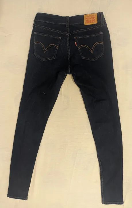 Calça jeans Levis cor preta feminina número 38 (Nova) - Foto 2