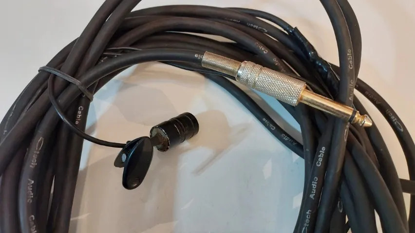 Microfone de lapela, com uso de pilha AA para aumentar o ganho, cabo emborrachado com P10