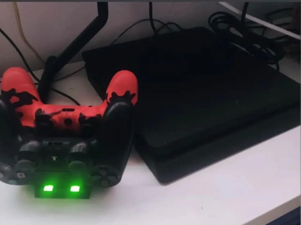 Ps4 Slim com 2 controles + Dock de carregamento
