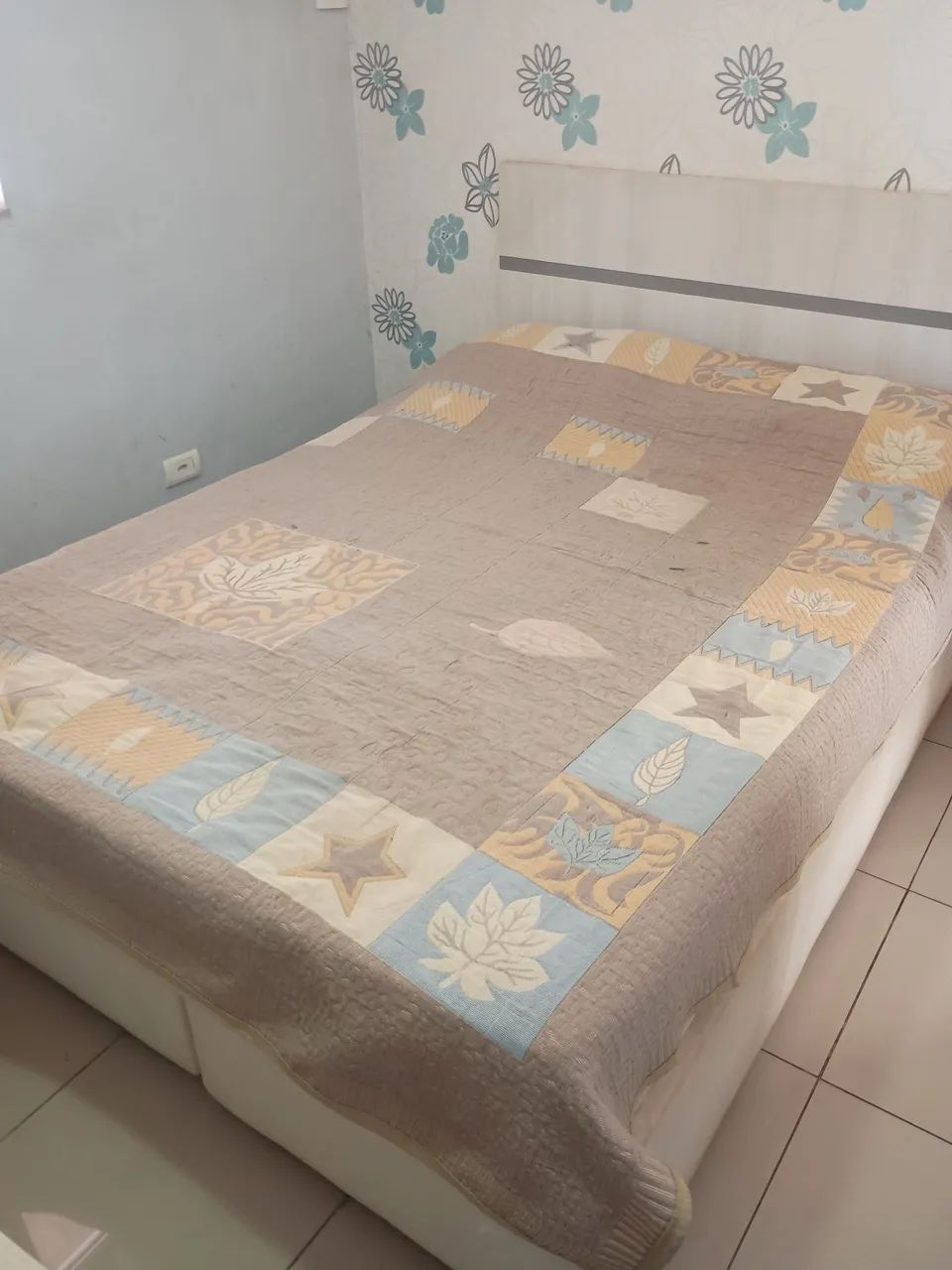  Cama de casal, tipo baú com cabeceira fixa na parede. 