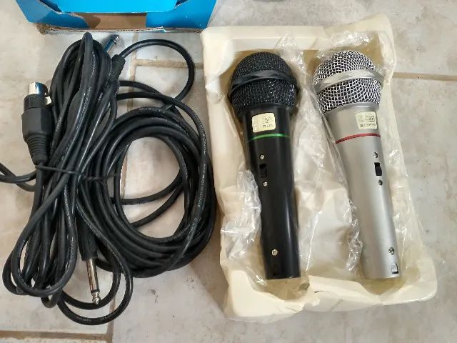 Kit microfones dinâmicos para karaokê com fio + cabo extra (usado)