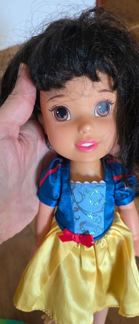 Boneca menina branca de neve com roupa e cabelo macio - Foto 5