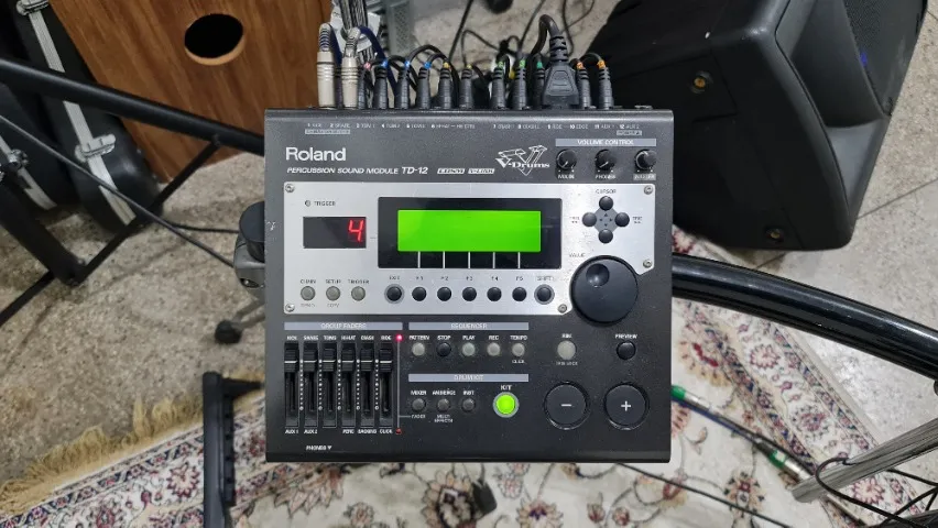 Módulo Roland TD-12 com problema no visor, o resto tudo funcionando.