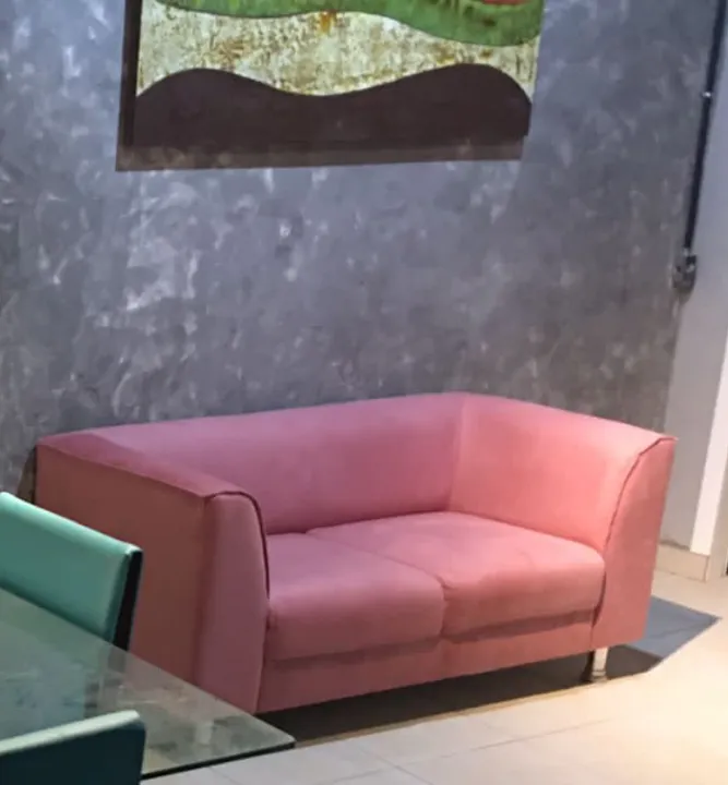 Sofá de 2 lugares cor de rosa