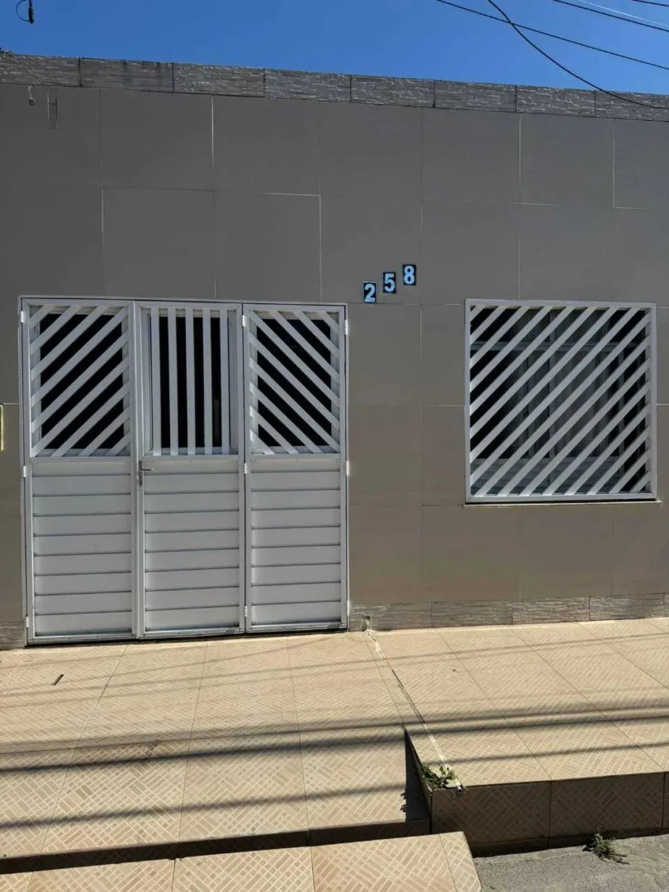 CASA EM RUA PÚBLICA - BAIRRO INDUSTRIAL
