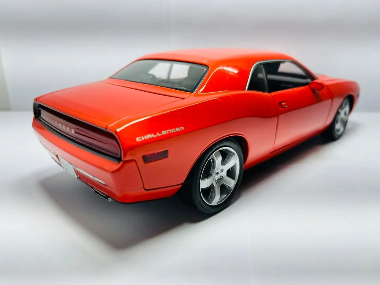 Miniatura Dodge Challenger 2006 1/18 - Foto 2
