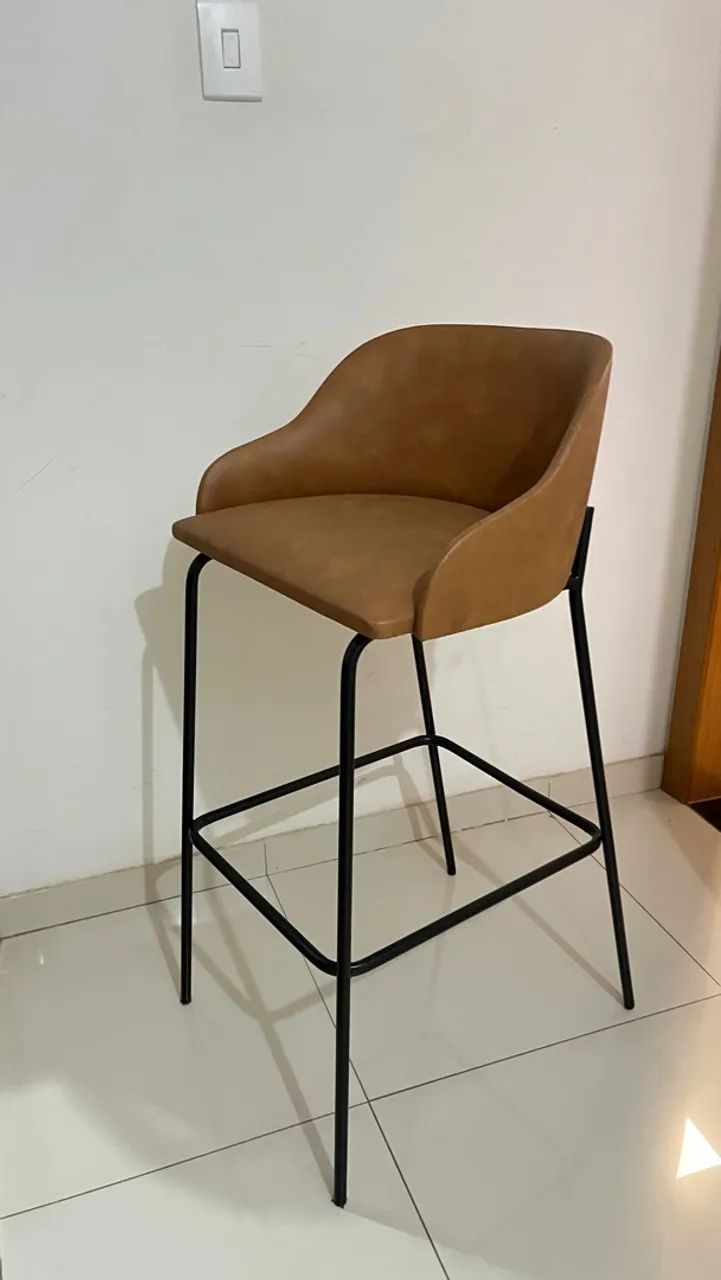 Banqueta em couro caramelo