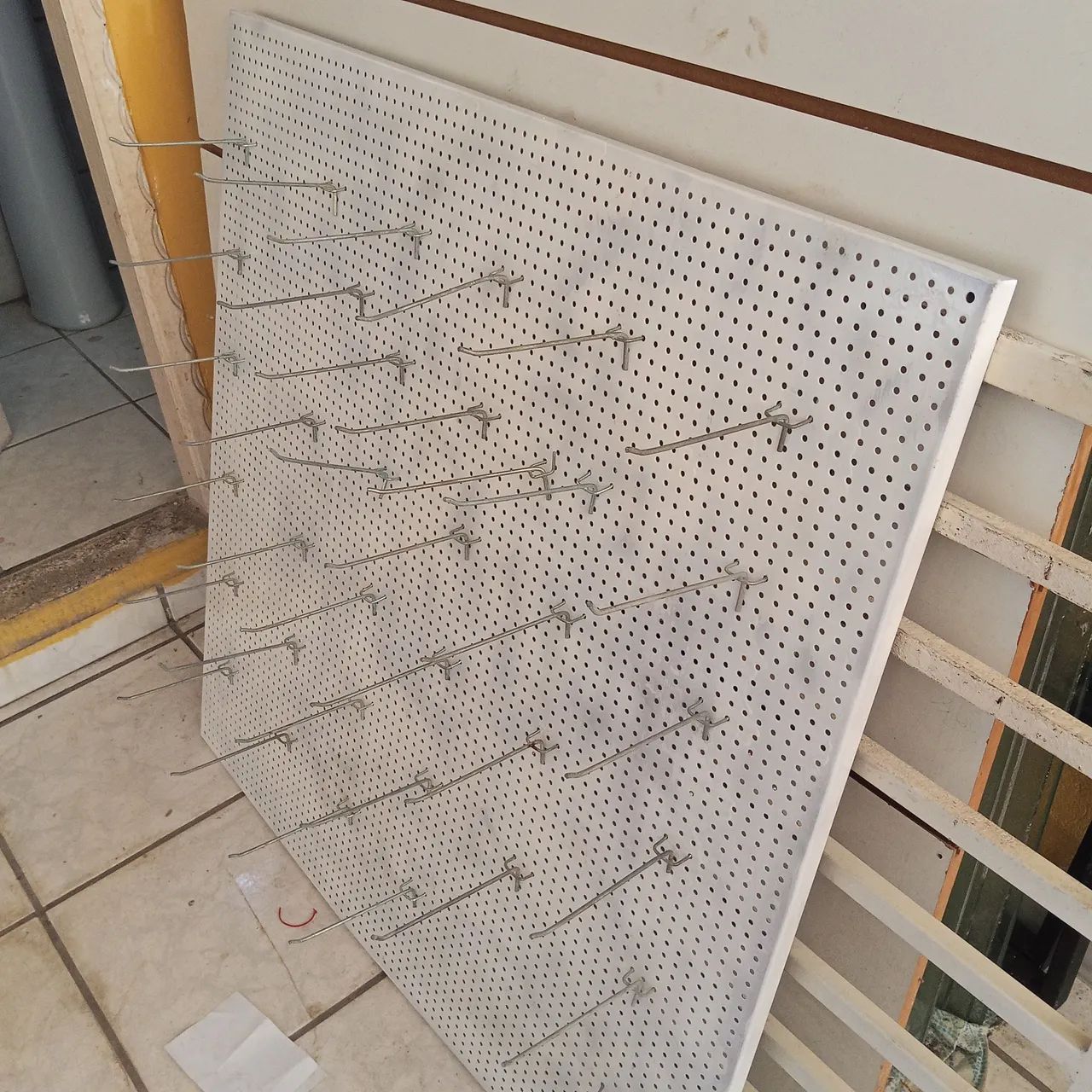 Painel com furos de ferro para pendurar 96cmx96cm 