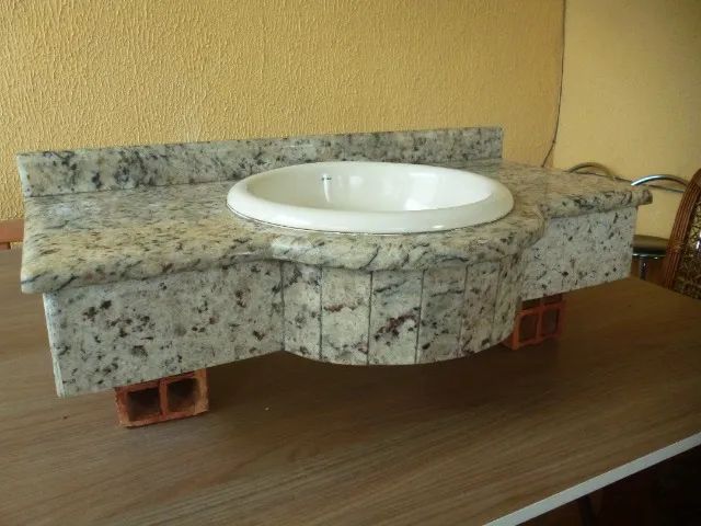 pia de banheiro com pedra