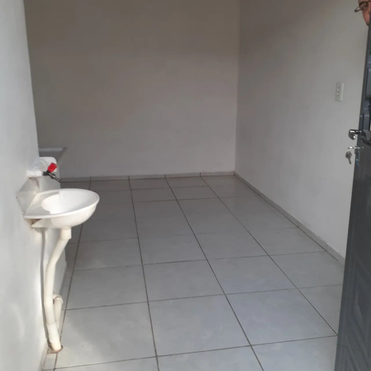 Alugo quarto com água e luz 600,00 - Foto 3