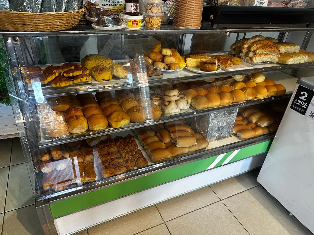 BALCÃO PARA PÃO COM PEDRA E VIDROS 