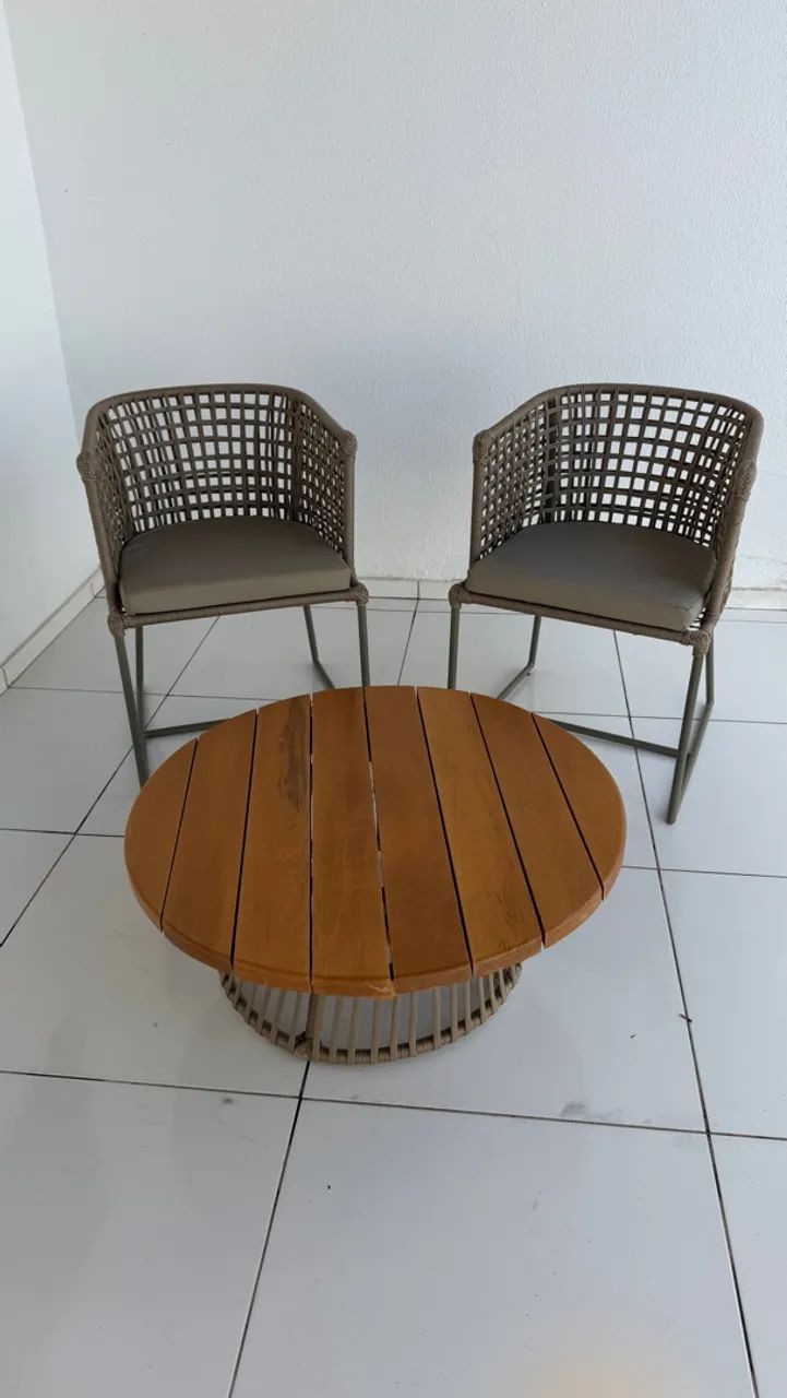Vendo mesa com tampo em madeira e duas cadeiras  - Foto 2