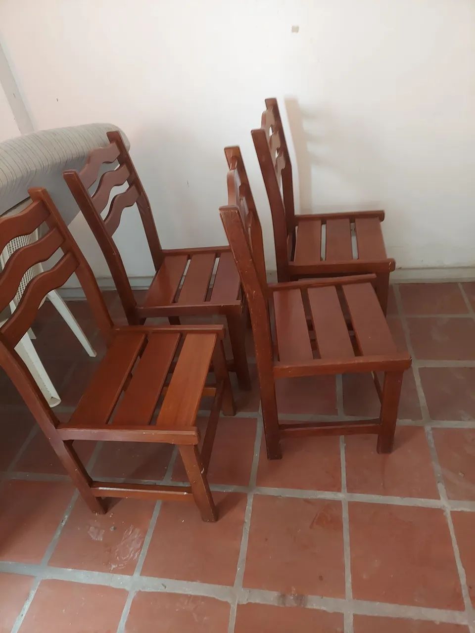 Vendo mesa de madeira com cadeiras - Foto 2