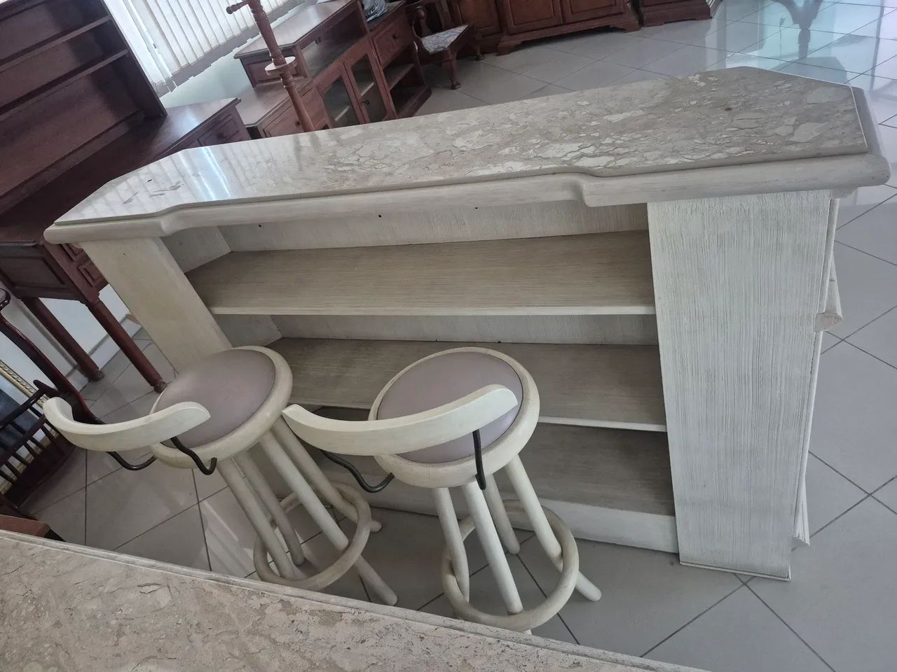 BALCÃO COM BANQUETAS
