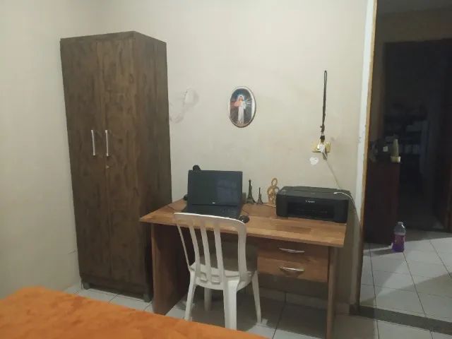 Escrivaninha e cadeira de rodinhas giratória