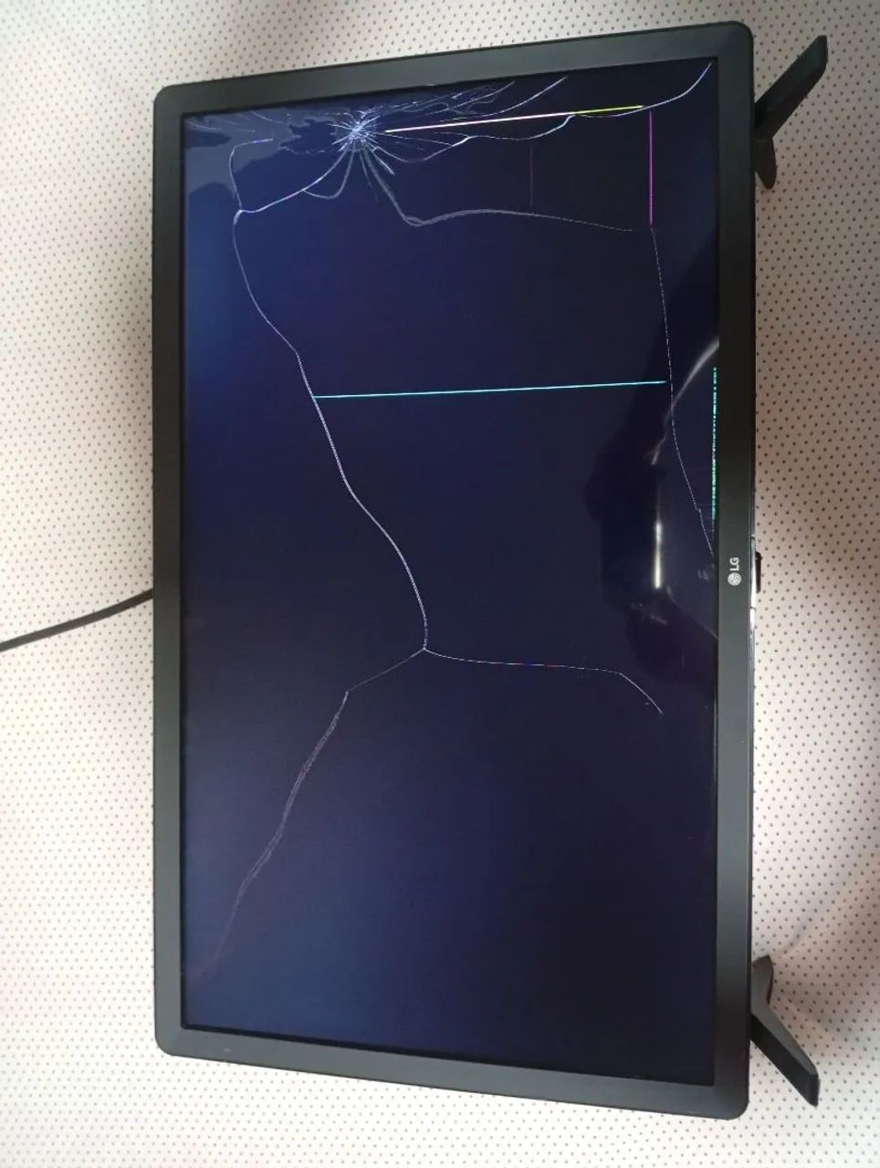 Smartv 32 polegadas com tela trincada...para retirada de peças 