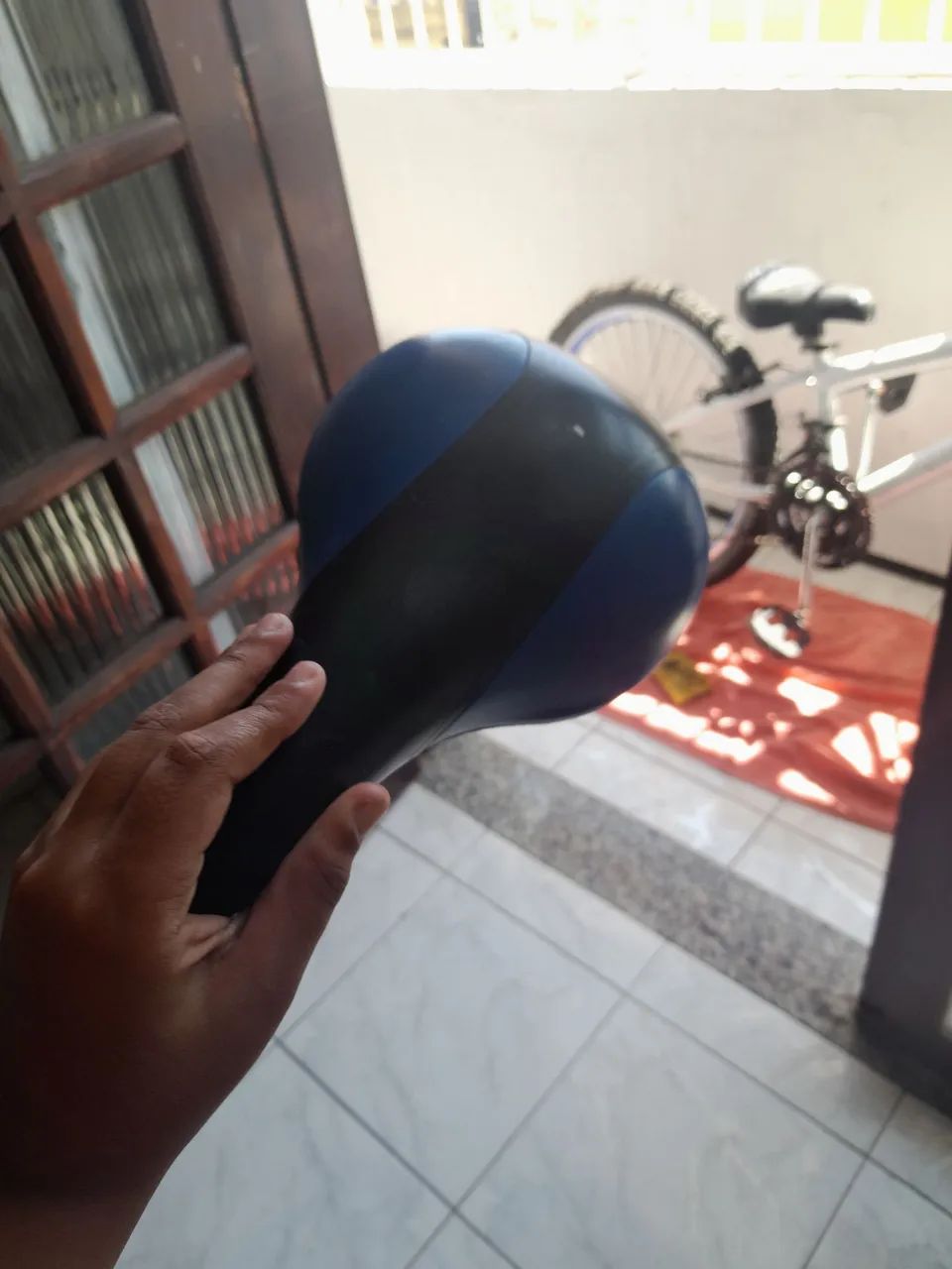 Bicicleta aro 24, banco gta, marcha três velocidades, com tranca e banco cairu de brinde - Foto 4