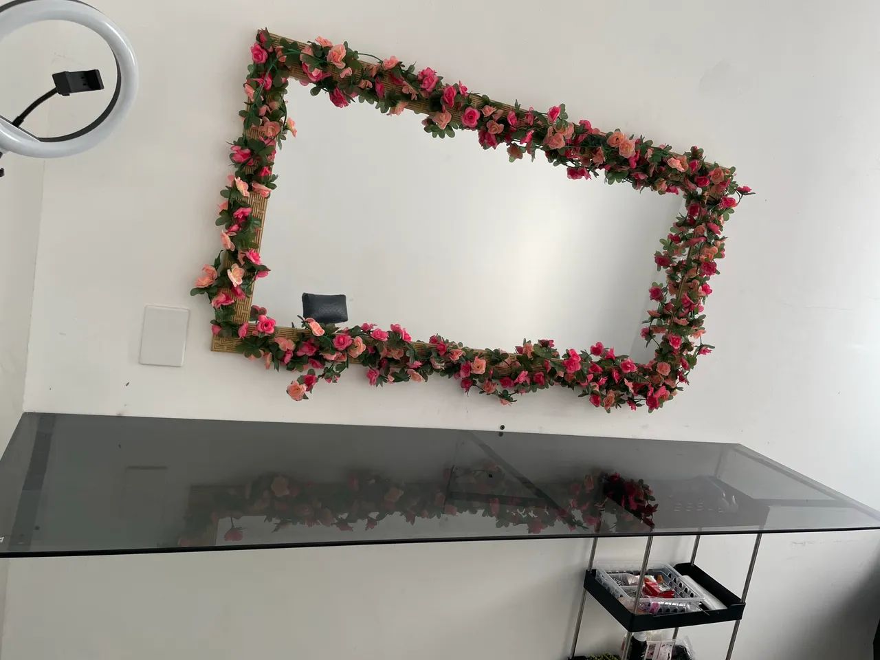 Espelho decorado e prateleira 