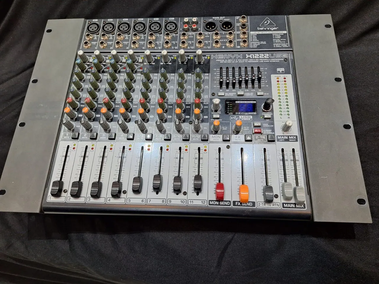 Mesa de Som Behringer Xenyx QX1202USB ? 12 Canais com Efeitos