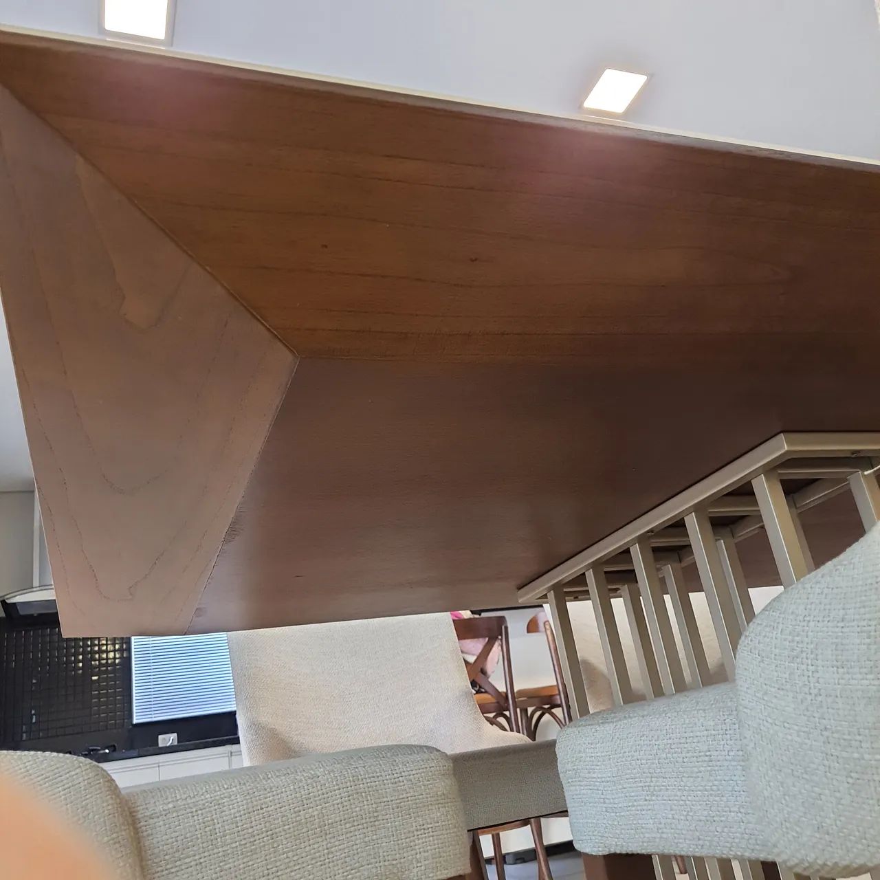 Mesa madeira maciça com vidro e 8 cadeiras em boucle - Foto 2
