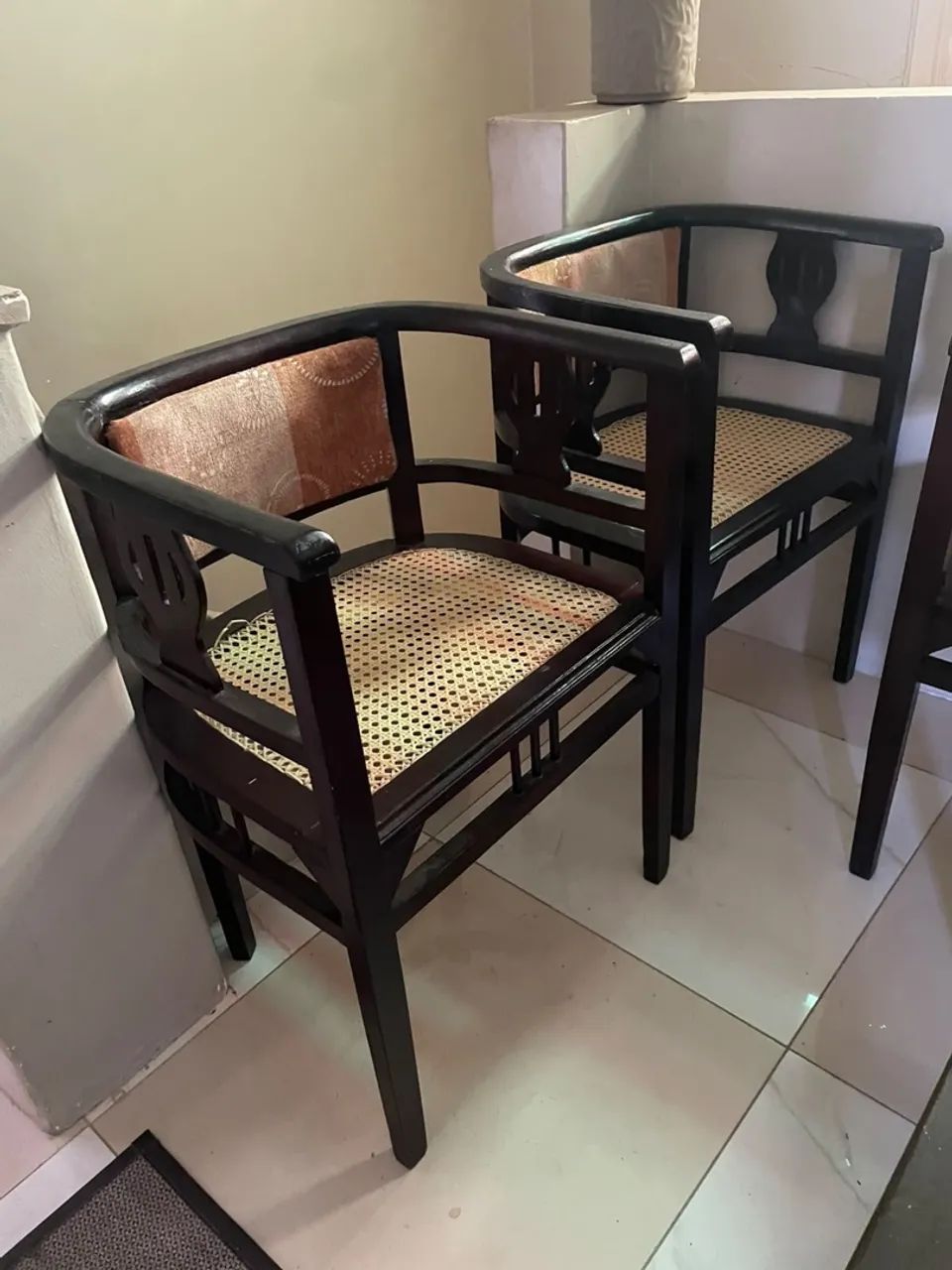 Conjunto sofá e cadeiras - móveis antigos - Foto 3