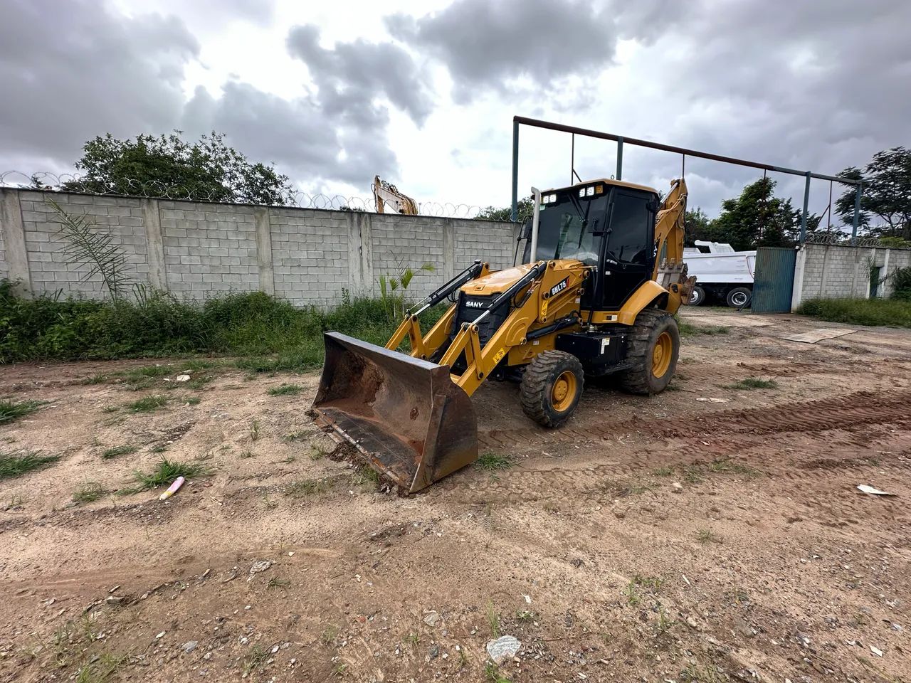 Retroescavadeira Sany BHL75 2024 4X4  - Foto 5