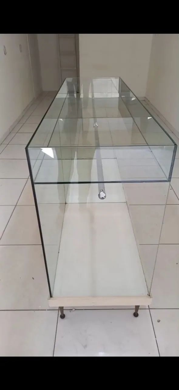 Vendo um balcão de vidro. 