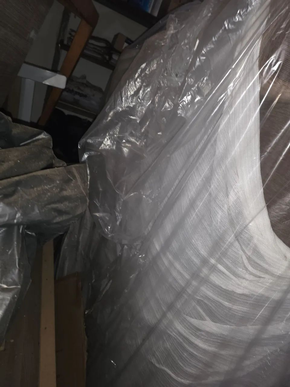 Sofá 3 lugares tecido claro - Foto 4