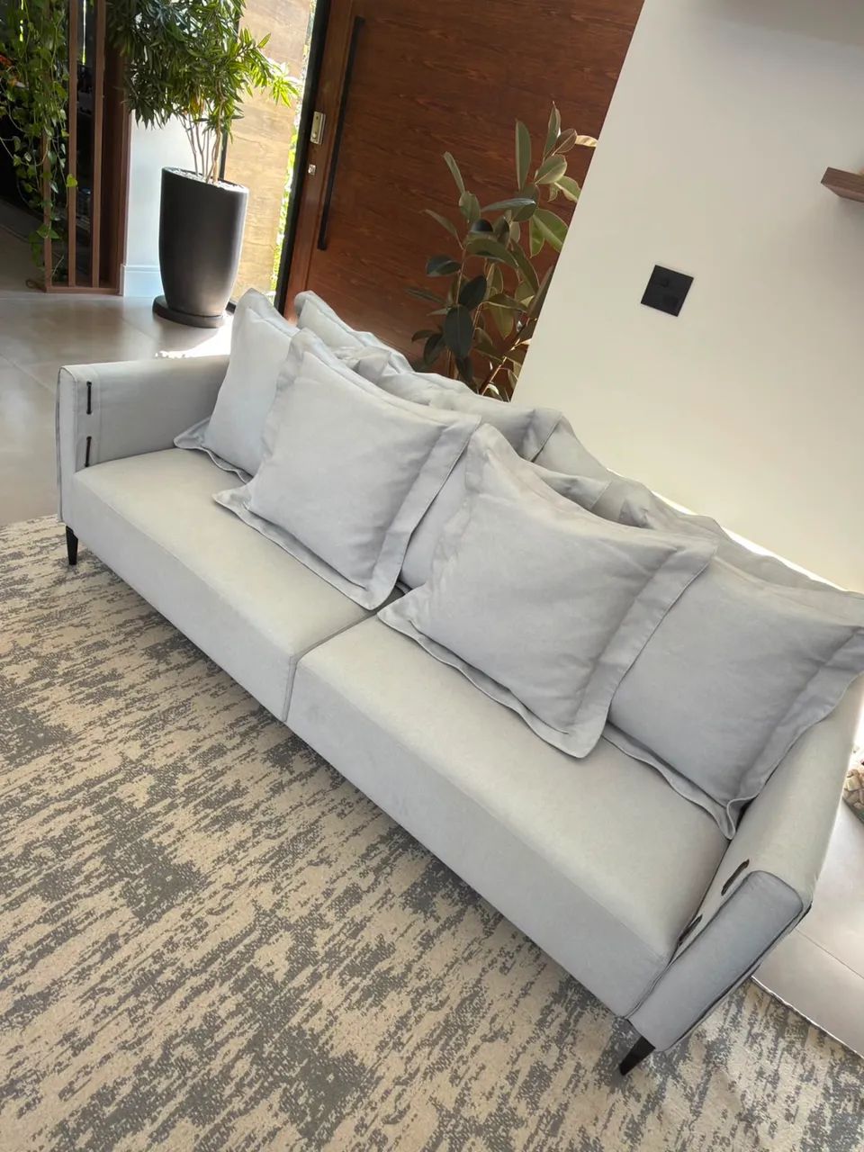 Sofa 4 Lugares, marca Hindi Moveis Linho Cinza com detalhes em couro - Foto 3