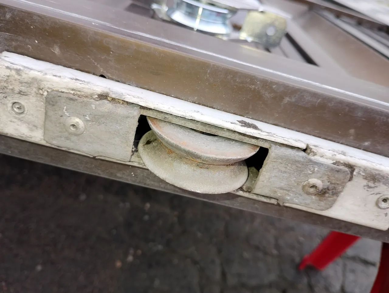 TORCA DE ROLDANAS E GUIAS SUPERIORES EM PORTÕES ELETRÔNICOS  - Foto 2
