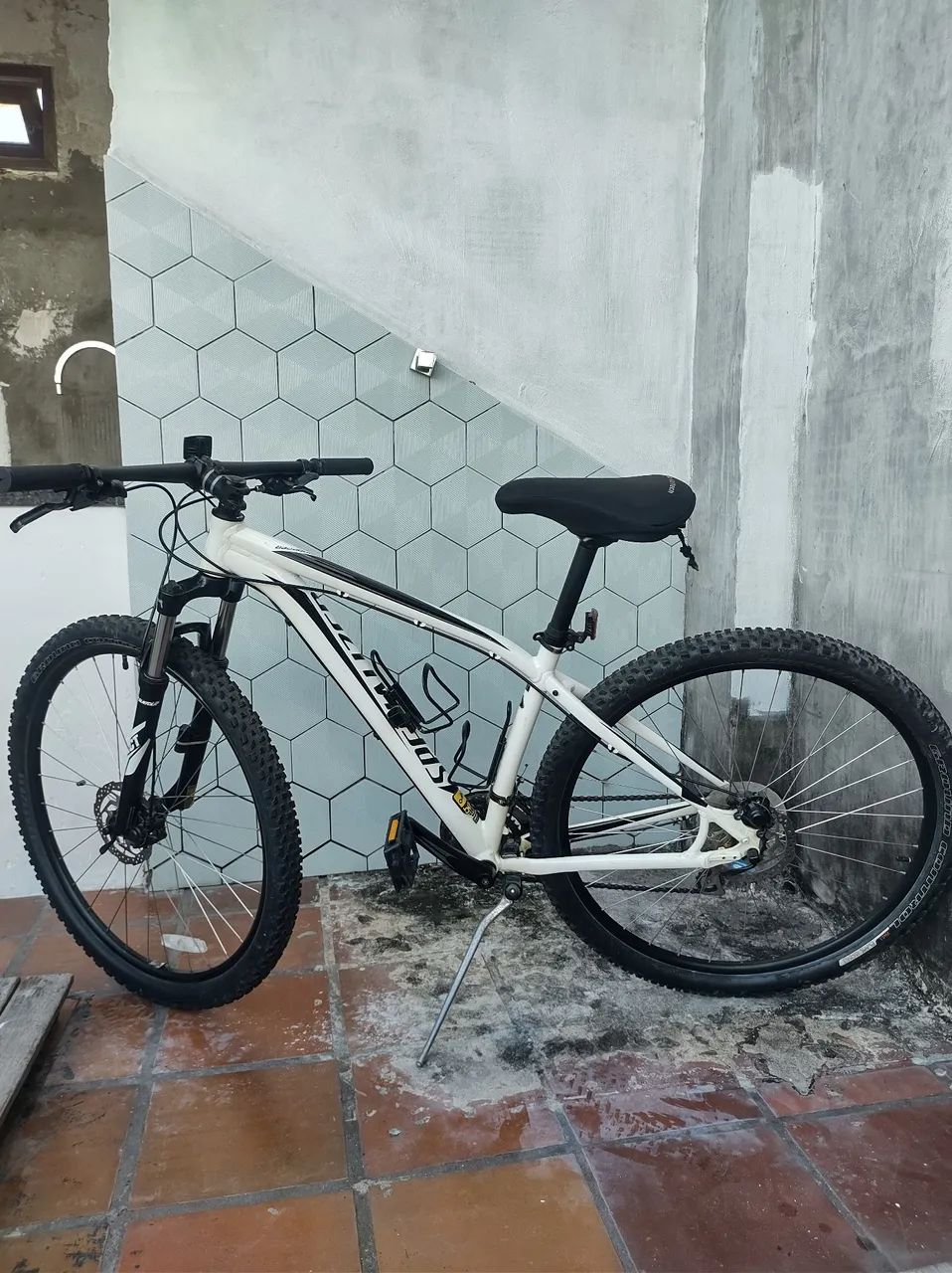 Vendo Mountain Bike Specialized Branca Aro 29 modelo Rockhopper 29. Tamanho M. 24 marchas. - Foto 3