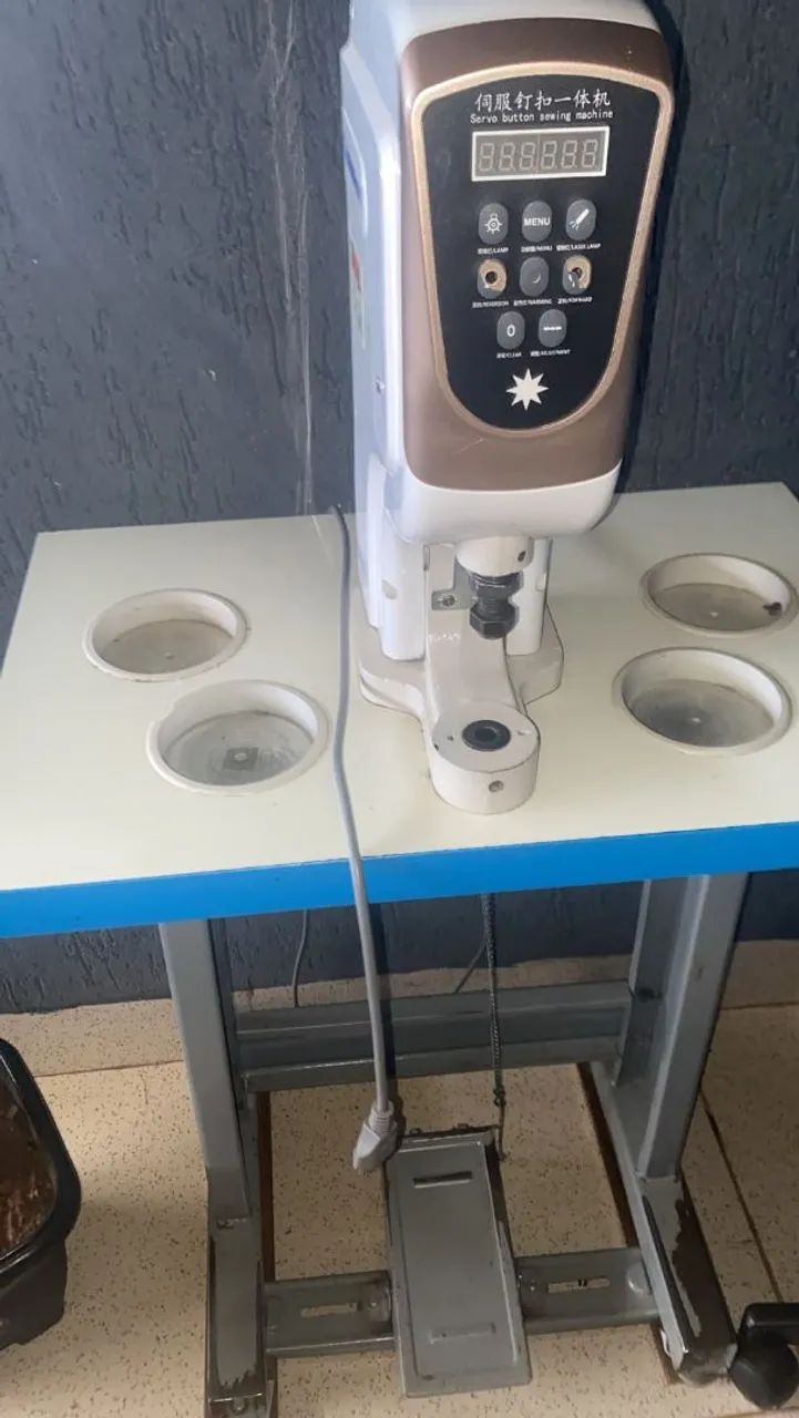 Máquina de pregar botão e ribite.