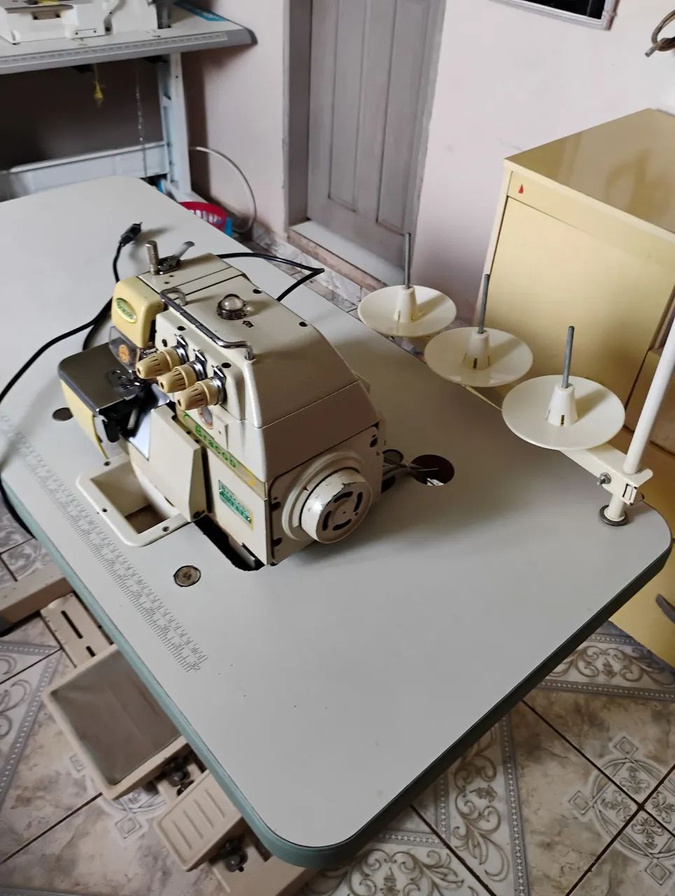 Máquina overloque. - Foto 2