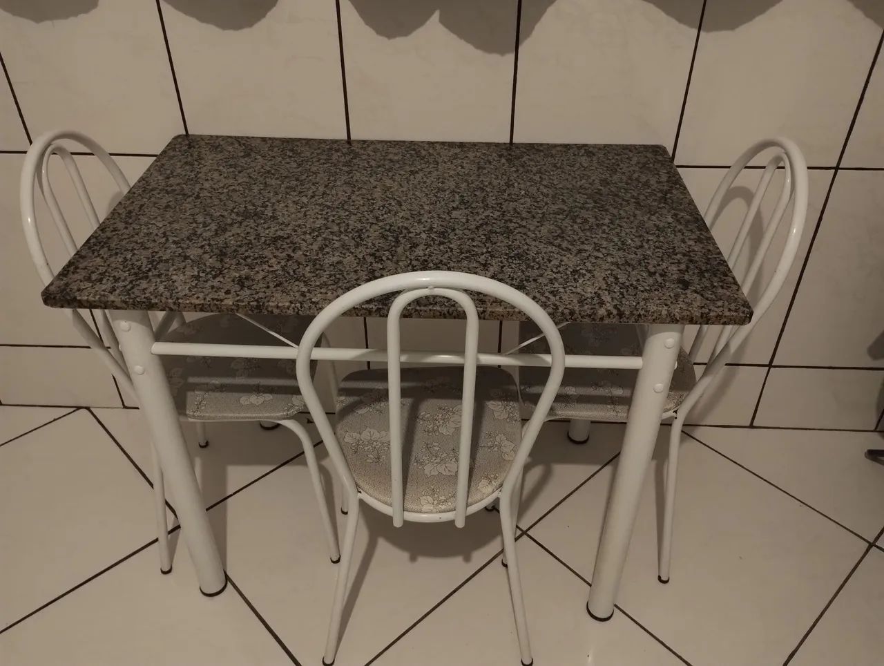 Mesa retangular com tampo em granito 