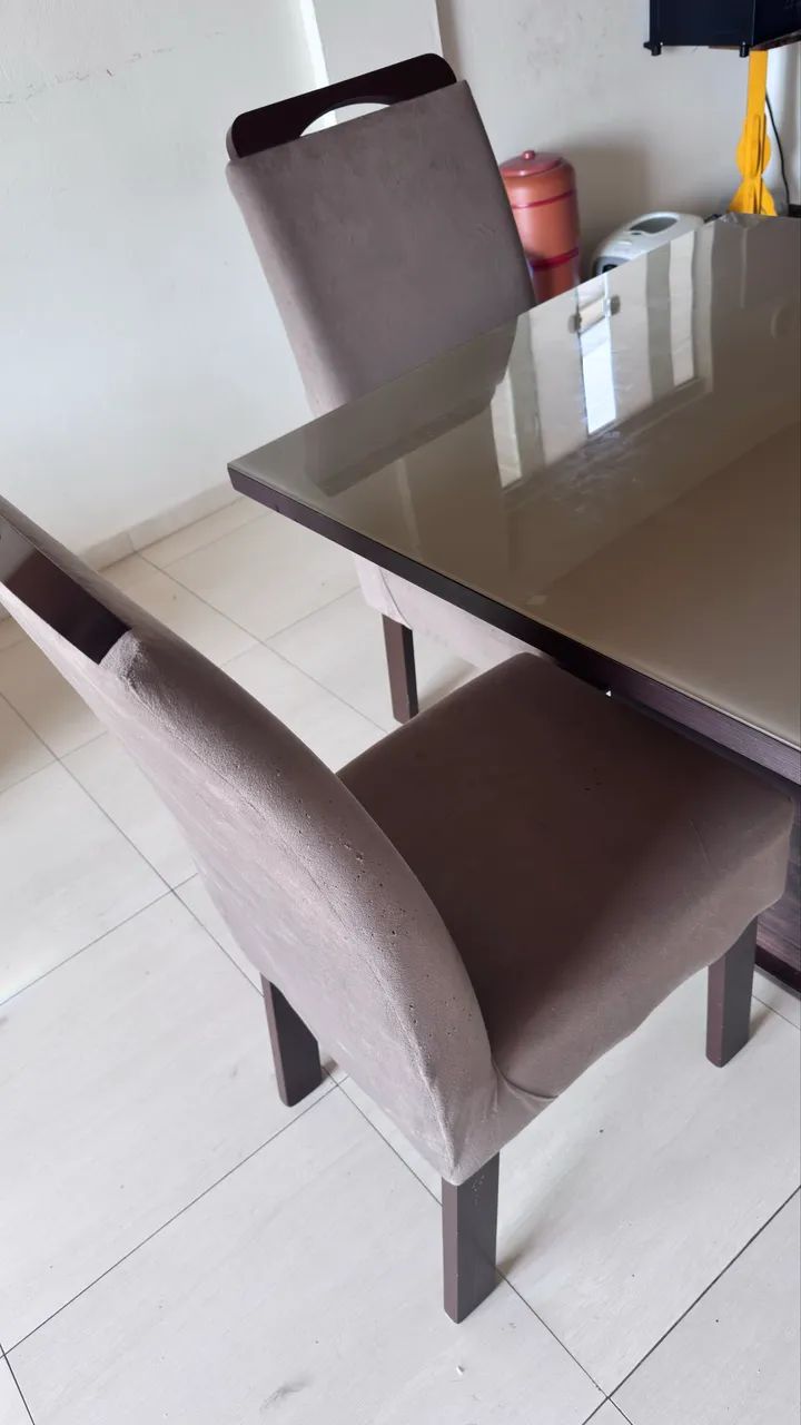 Mesa tampo de vidro cadeiras estofadas - Foto 2