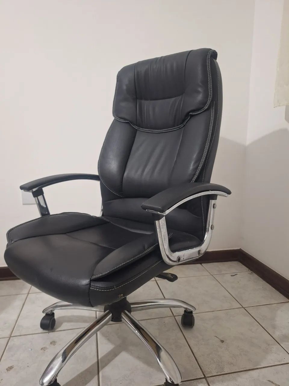 Cadeira Profissional em Couro Importado  - Foto 2
