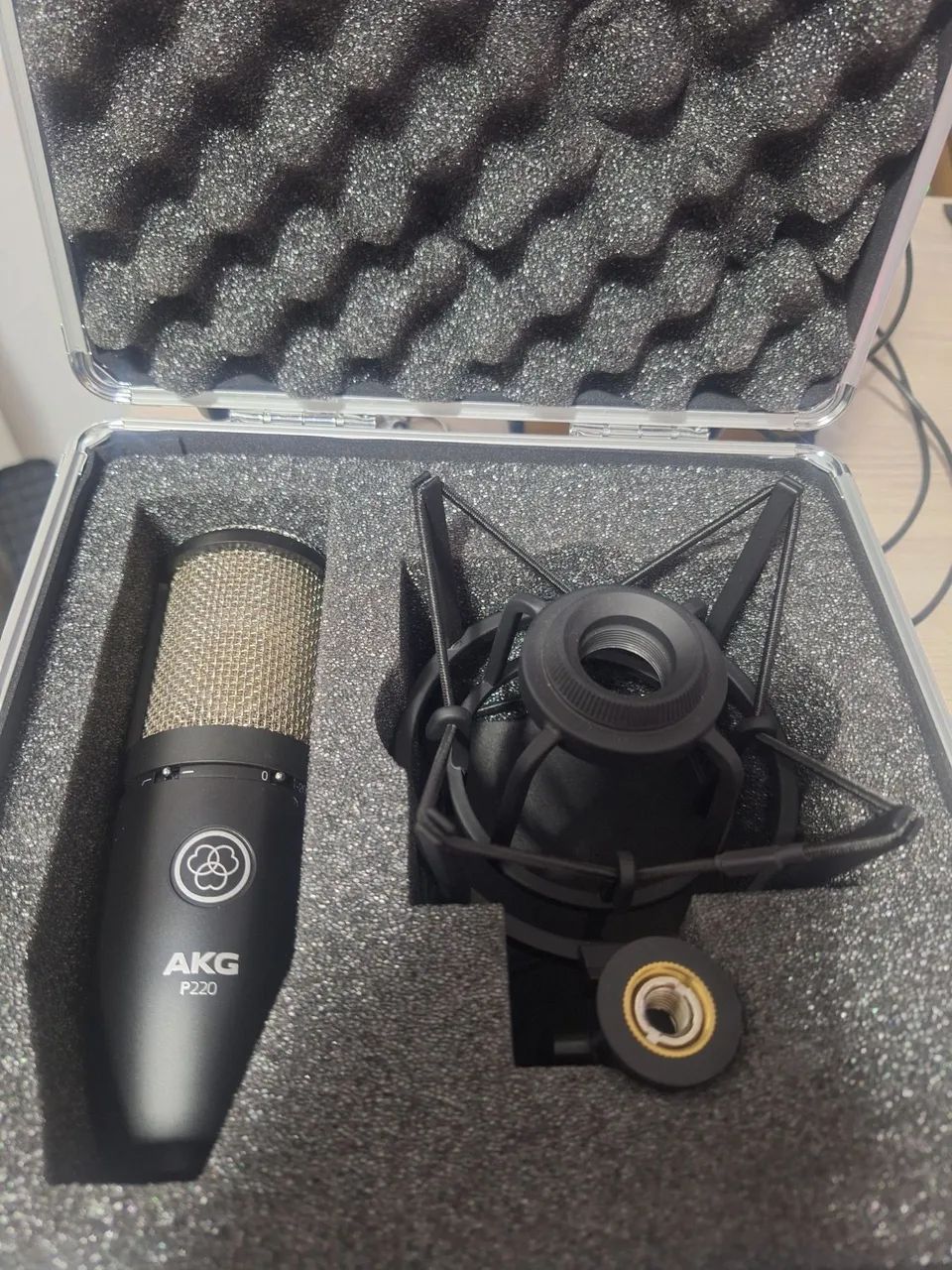 Microfone AKG P220
