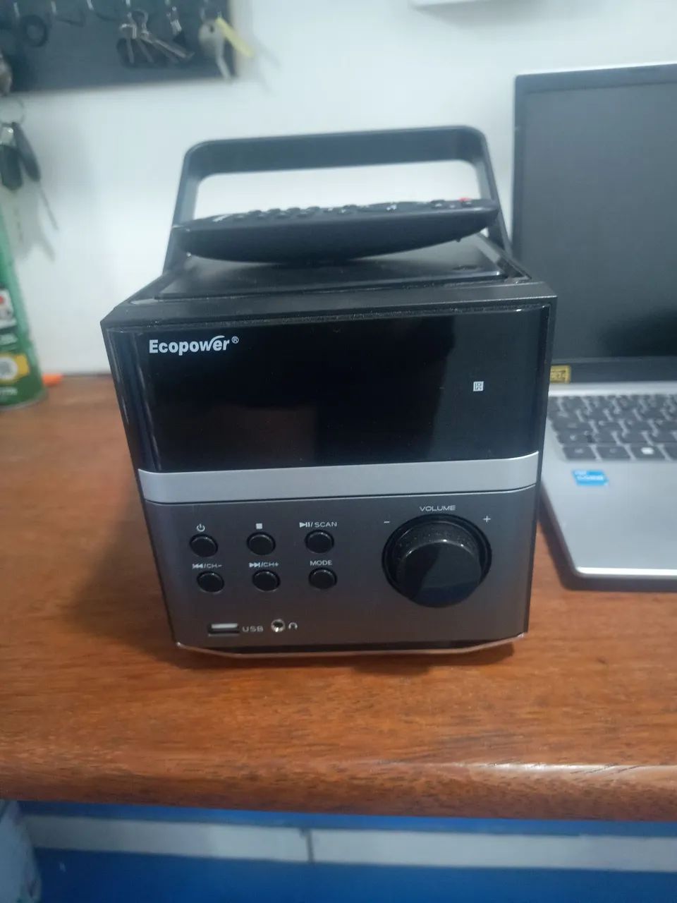 Toca CD e rádio compacto.